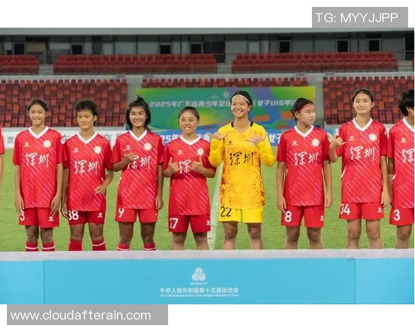 小姐姐化身足球明星演绎经典歌曲展现独特魅力与才华